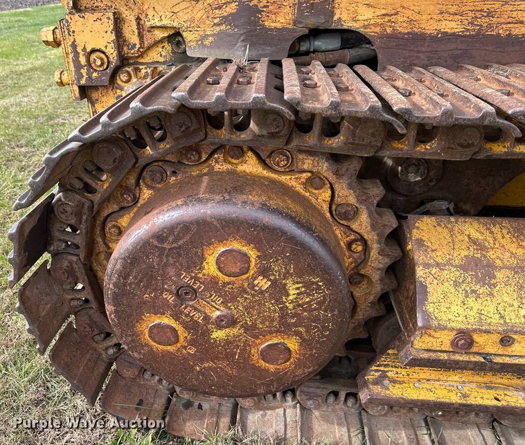 image for item DS3272 International 250 track loader