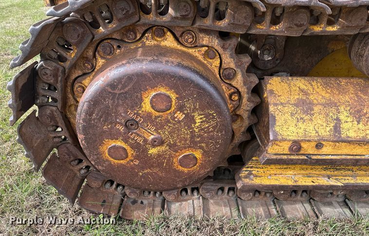 image for item DS3272 International 250 track loader