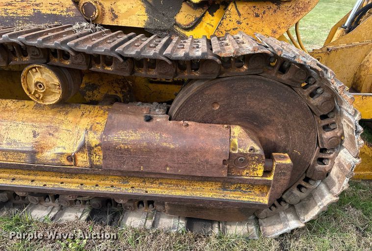 image for item DS3272 International 250 track loader