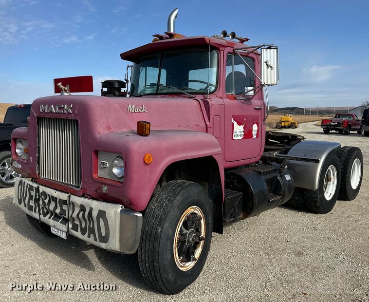image for item DS3280 1978 Mack R686 semi truck