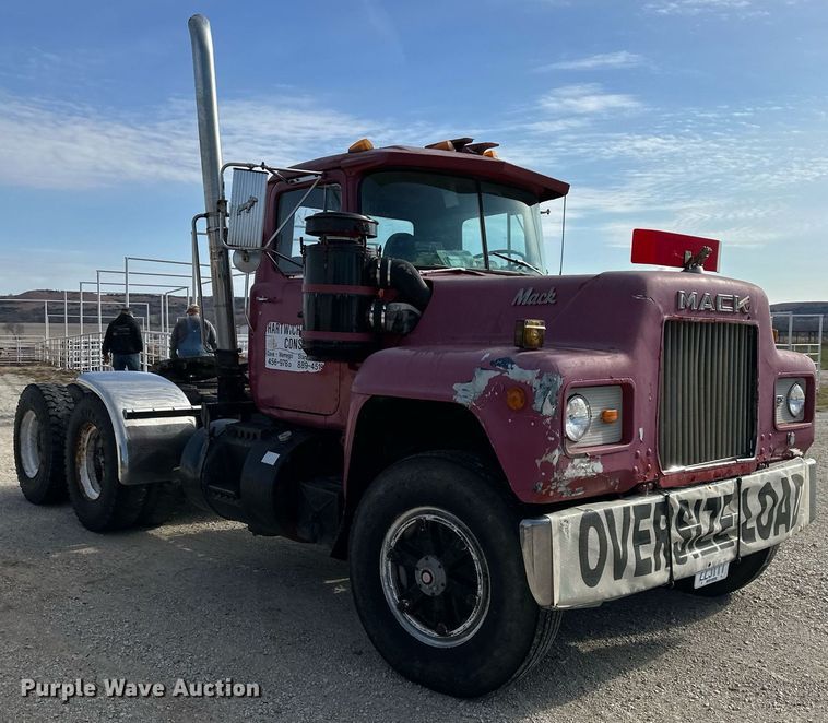 image for item DS3280 1978 Mack R686 semi truck