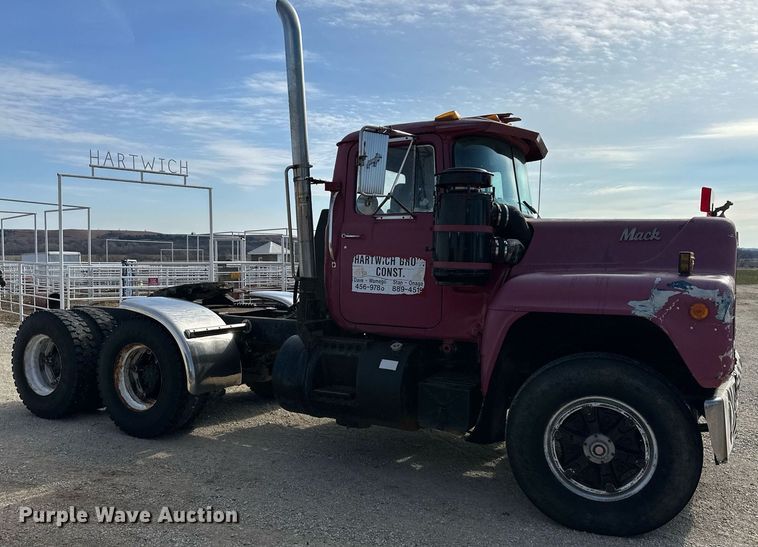 image for item DS3280 1978 Mack R686 semi truck