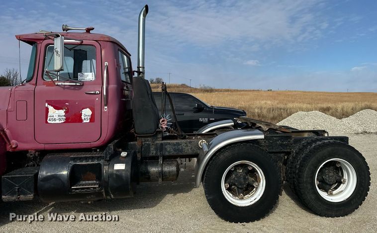 image for item DS3280 1978 Mack R686 semi truck