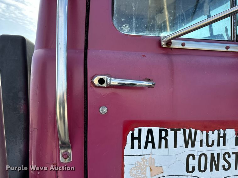 image for item DS3280 1978 Mack R686 semi truck