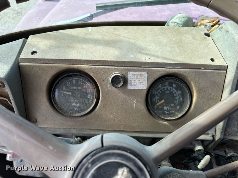 image for item DS3280 1978 Mack R686 semi truck