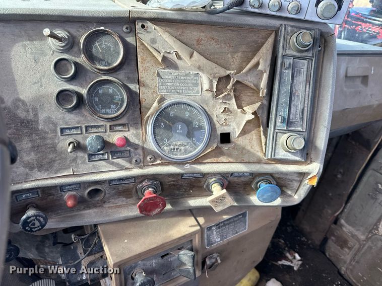 image for item DS3280 1978 Mack R686 semi truck