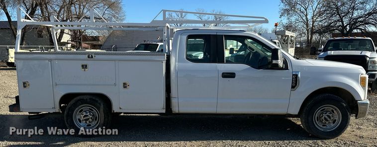 image for item DS3320 2017 Ford F250 Super Duty utility / service pickup truck
