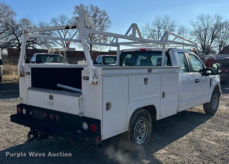 image for item DS3320 2017 Ford F250 Super Duty utility / service pickup truck