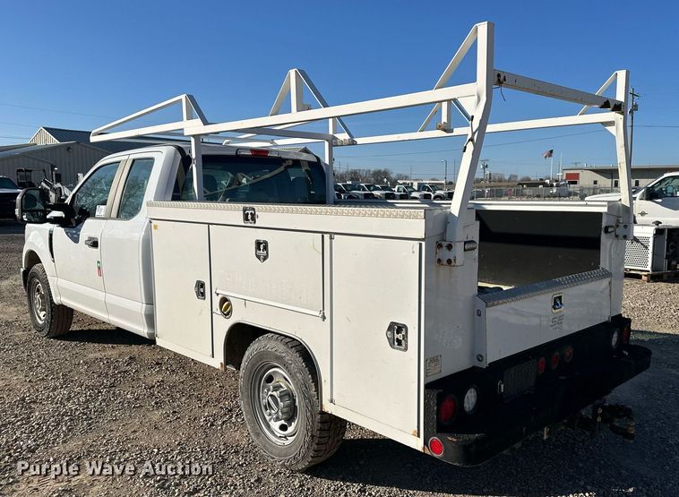 image for item DS3320 2017 Ford F250 Super Duty utility / service pickup truck