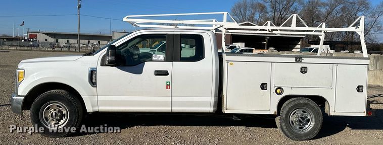 image for item DS3320 2017 Ford F250 Super Duty utility / service pickup truck
