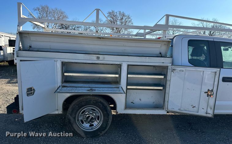 image for item DS3320 2017 Ford F250 Super Duty utility / service pickup truck