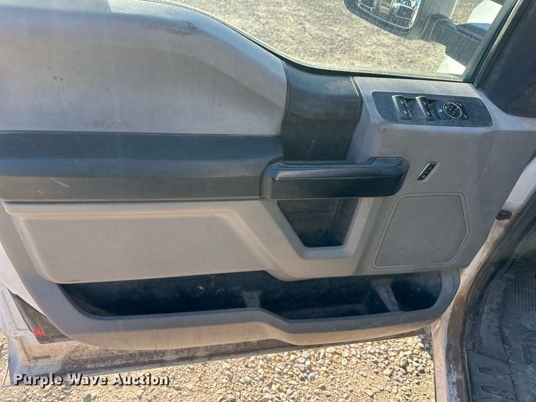 image for item DS3320 2017 Ford F250 Super Duty utility / service pickup truck