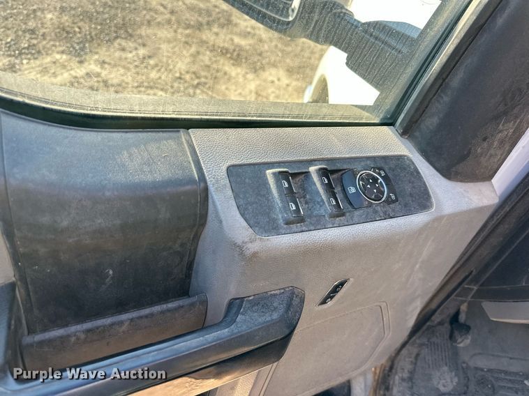 image for item DS3320 2017 Ford F250 Super Duty utility / service pickup truck