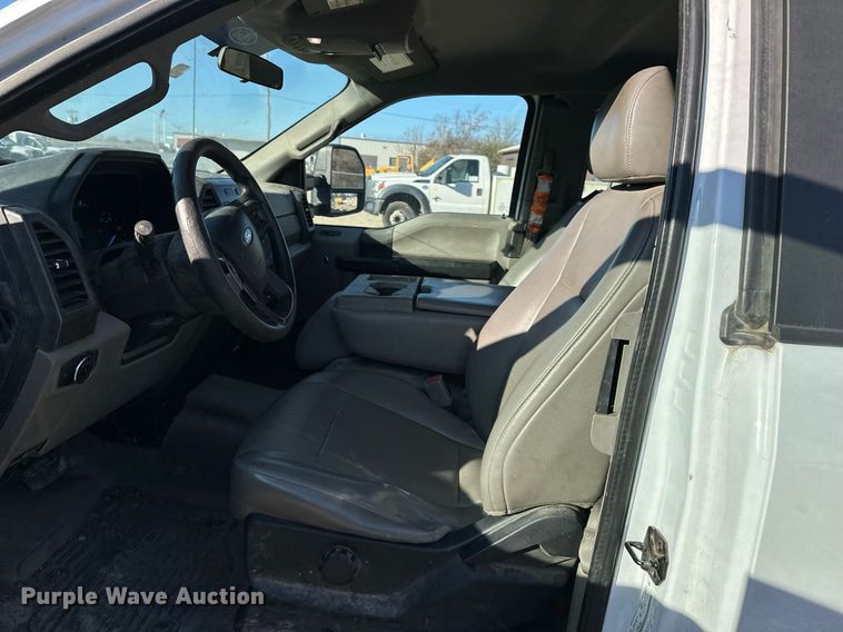 image for item DS3320 2017 Ford F250 Super Duty utility / service pickup truck