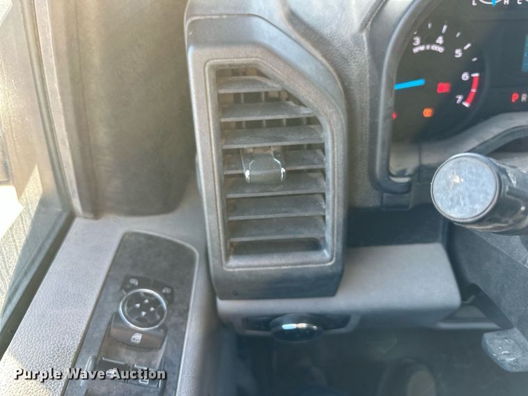 image for item DS3320 2017 Ford F250 Super Duty utility / service pickup truck