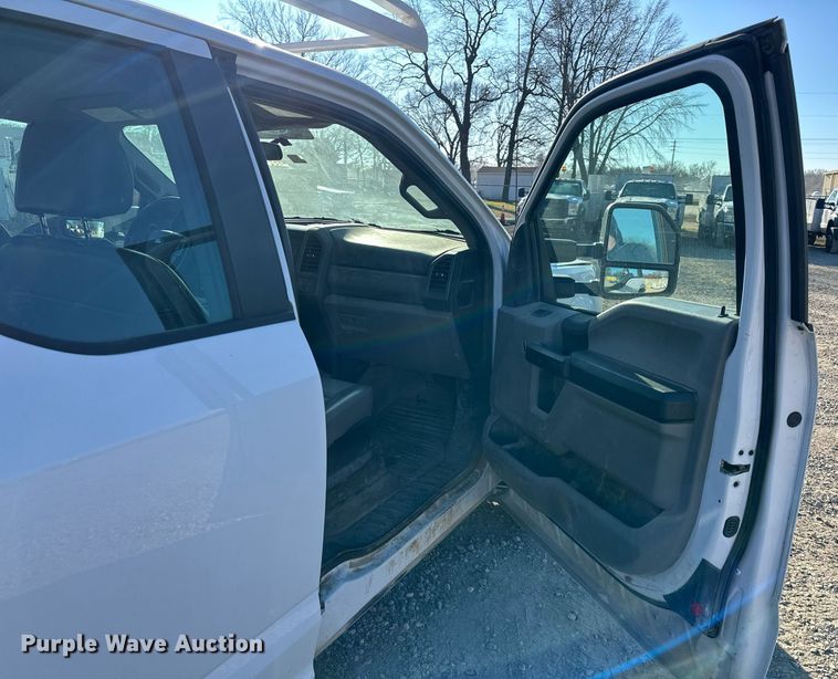 image for item DS3320 2017 Ford F250 Super Duty utility / service pickup truck