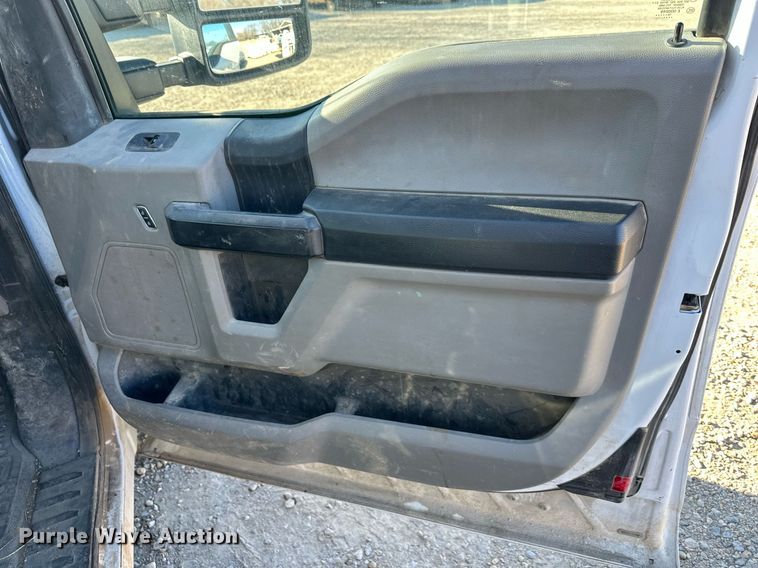 image for item DS3320 2017 Ford F250 Super Duty utility / service pickup truck