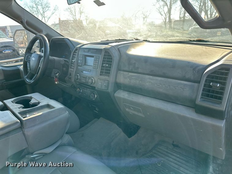 image for item DS3320 2017 Ford F250 Super Duty utility / service pickup truck