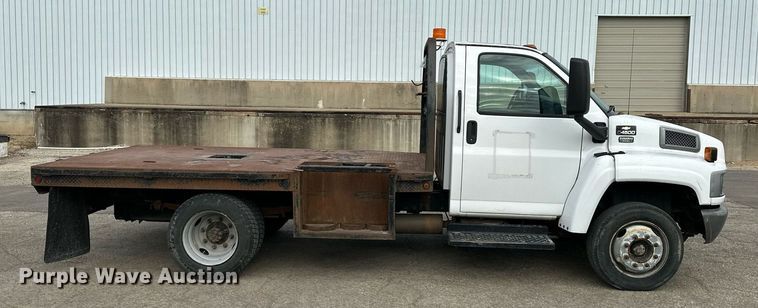 image for item DS3372 2004 Chevrolet C4500 flatbed truck