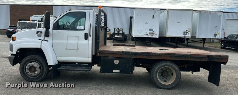 image for item DS3372 2004 Chevrolet C4500 flatbed truck