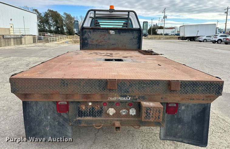 image for item DS3372 2004 Chevrolet C4500 flatbed truck