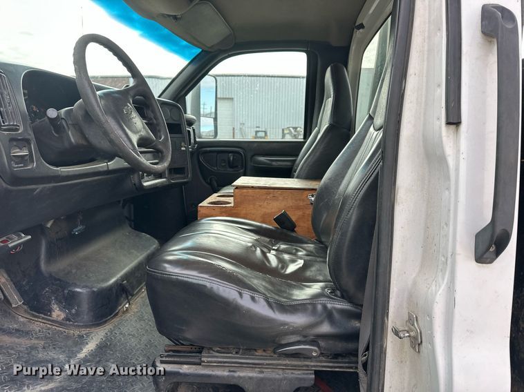 image for item DS3372 2004 Chevrolet C4500 flatbed truck