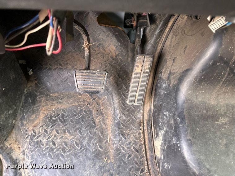 image for item DS3372 2004 Chevrolet C4500 flatbed truck