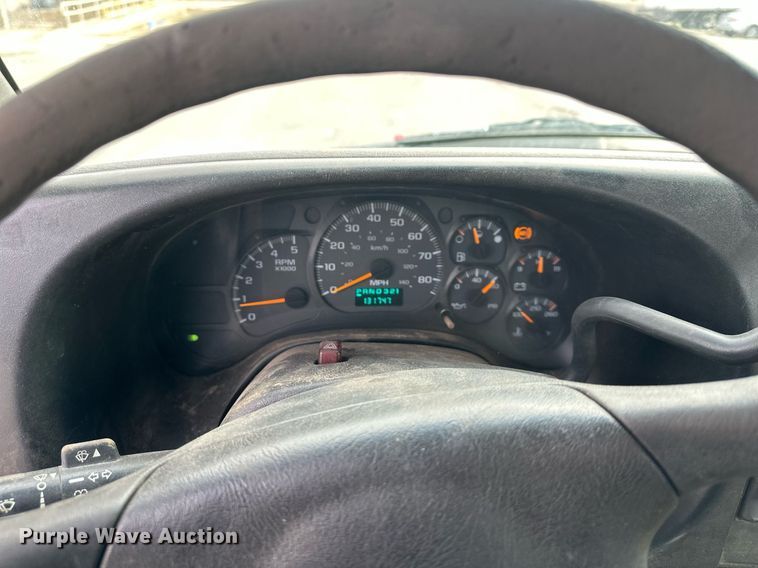 image for item DS3372 2004 Chevrolet C4500 flatbed truck