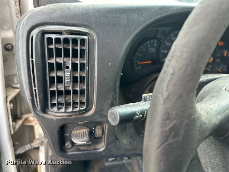 image for item DS3372 2004 Chevrolet C4500 flatbed truck