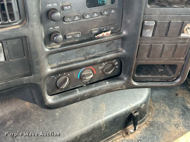 image for item DS3372 2004 Chevrolet C4500 flatbed truck