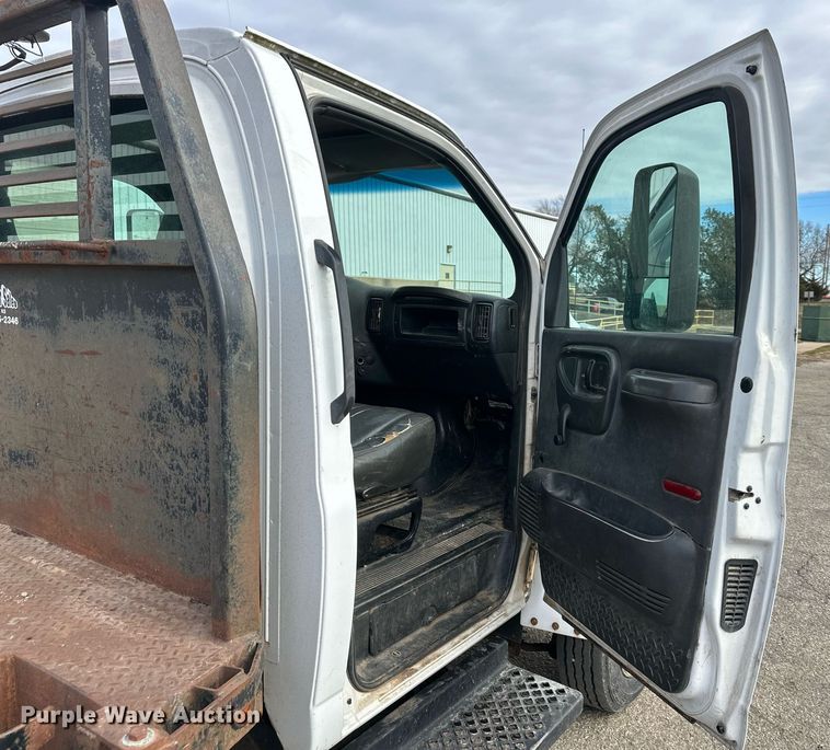 image for item DS3372 2004 Chevrolet C4500 flatbed truck