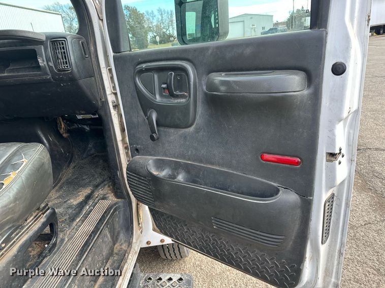 image for item DS3372 2004 Chevrolet C4500 flatbed truck