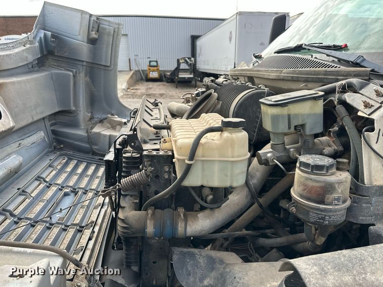 image for item DS3372 2004 Chevrolet C4500 flatbed truck