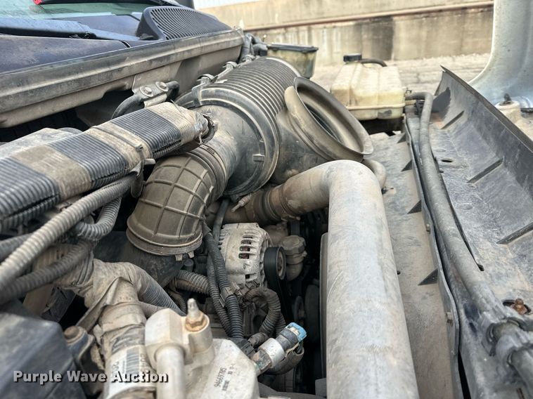 image for item DS3372 2004 Chevrolet C4500 flatbed truck