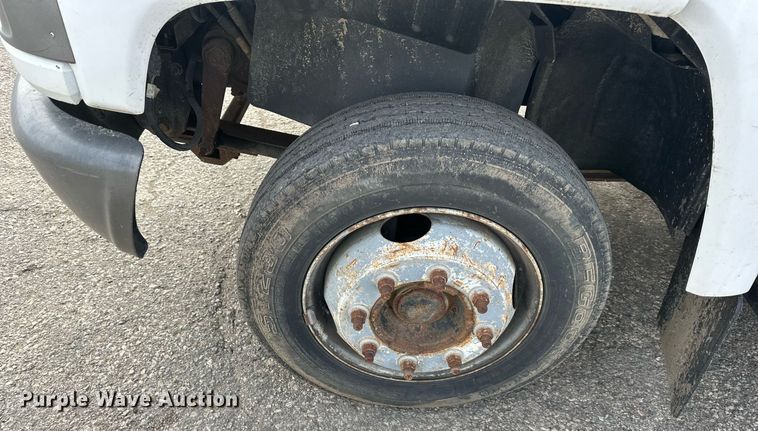 image for item DS3372 2004 Chevrolet C4500 flatbed truck