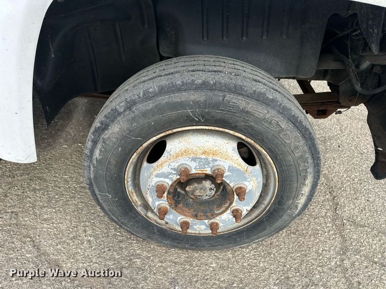 image for item DS3372 2004 Chevrolet C4500 flatbed truck