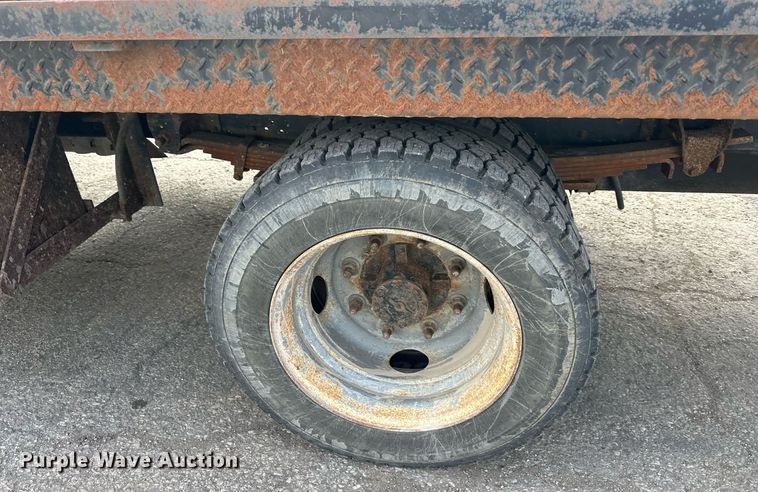 image for item DS3372 2004 Chevrolet C4500 flatbed truck