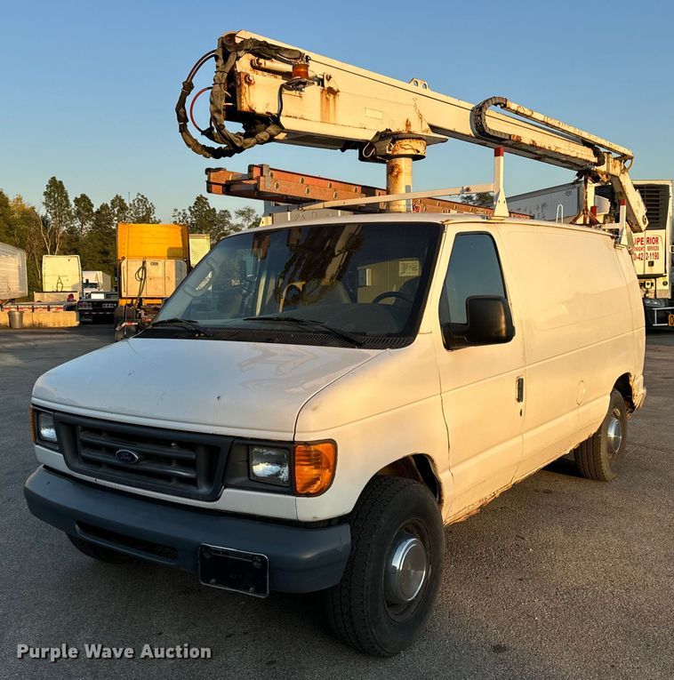 image for item DT2092 2004 Ford  Econoline E350 Super Duty van with bucket lift