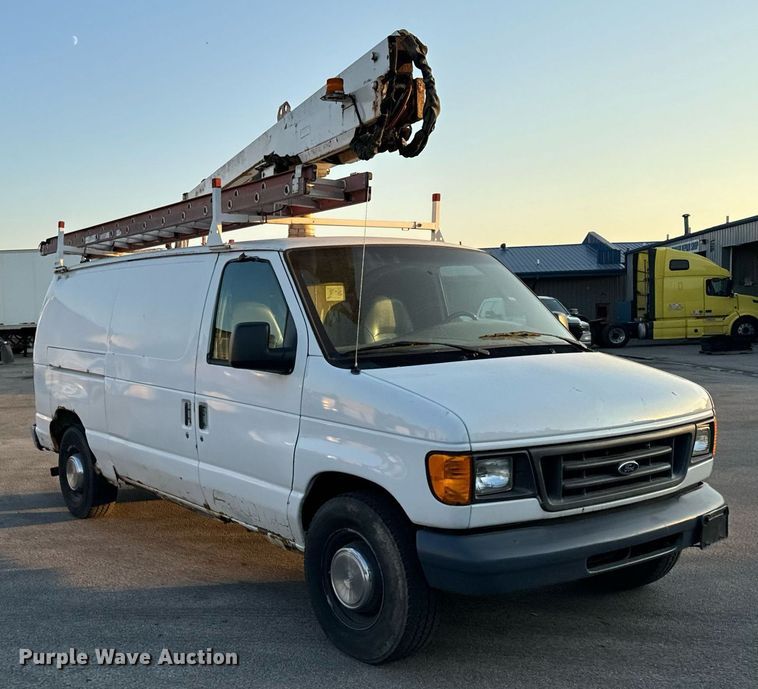 image for item DT2092 2004 Ford  Econoline E350 Super Duty van with bucket lift