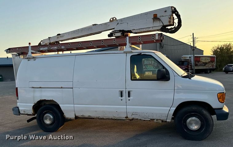 image for item DT2092 2004 Ford  Econoline E350 Super Duty van with bucket lift