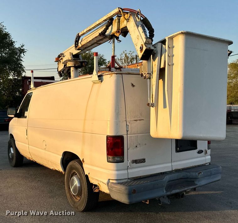 image for item DT2092 2004 Ford  Econoline E350 Super Duty van with bucket lift