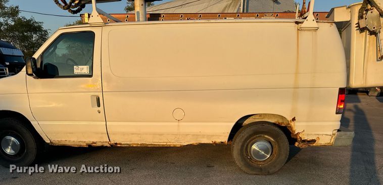 image for item DT2092 2004 Ford  Econoline E350 Super Duty van with bucket lift
