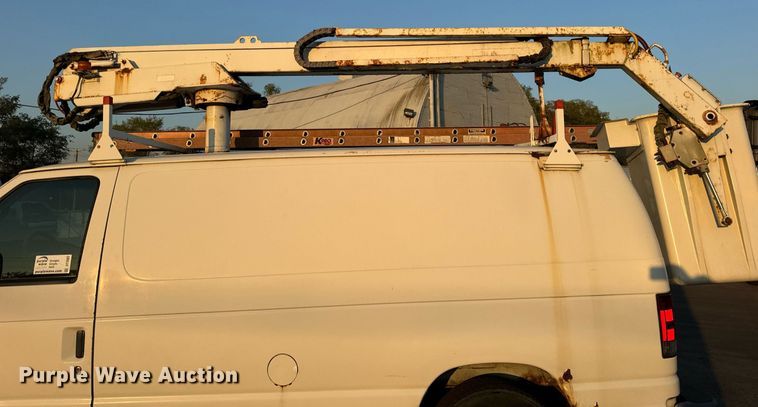 image for item DT2092 2004 Ford  Econoline E350 Super Duty van with bucket lift