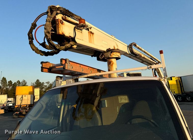 image for item DT2092 2004 Ford  Econoline E350 Super Duty van with bucket lift