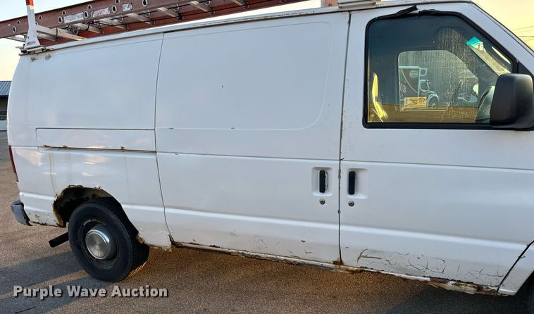 image for item DT2092 2004 Ford  Econoline E350 Super Duty van with bucket lift