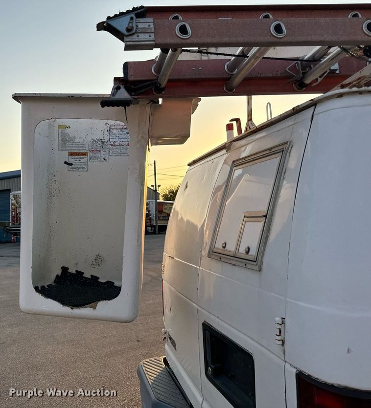 image for item DT2092 2004 Ford  Econoline E350 Super Duty van with bucket lift