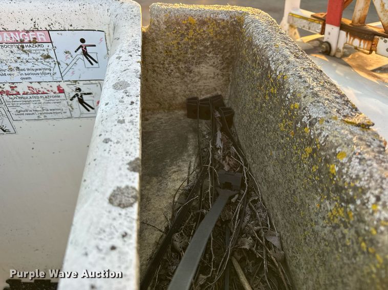 image for item DT2092 2004 Ford  Econoline E350 Super Duty van with bucket lift