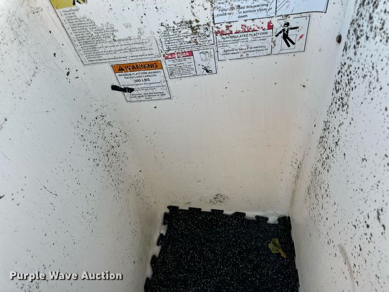 image for item DT2092 2004 Ford  Econoline E350 Super Duty van with bucket lift