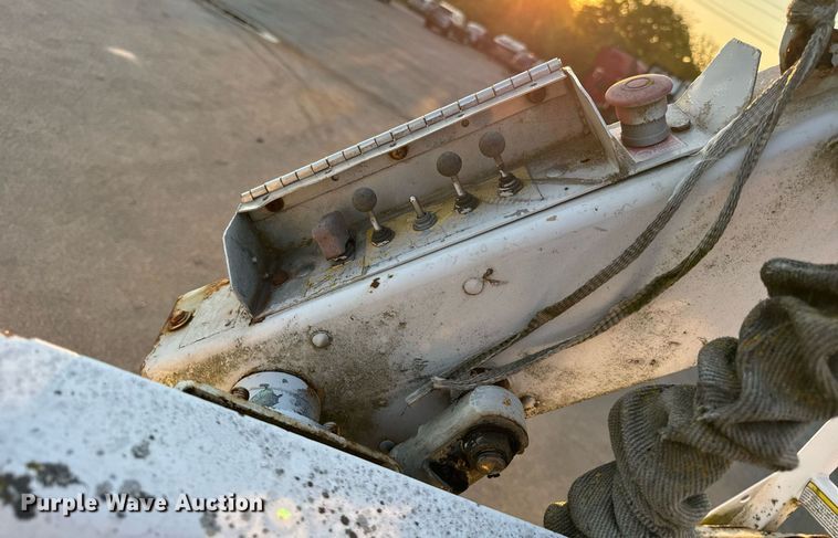 image for item DT2092 2004 Ford  Econoline E350 Super Duty van with bucket lift