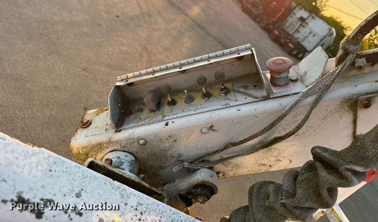 image for item DT2092 2004 Ford  Econoline E350 Super Duty van with bucket lift